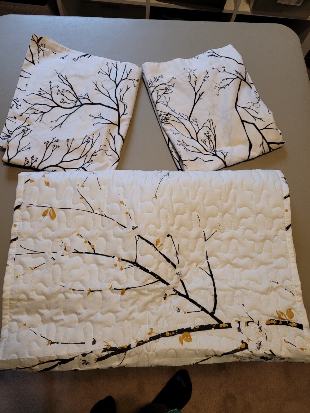 2 Sets Of King Size Pillow Shams.